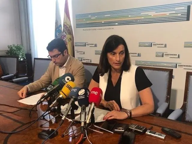 La alcaldesa de Santander, Gema Igual, y el concejal de Empleo, Emprendimiento y Desarrollo Empresarial, Daniel Portilla, exponen algunas actuaciones del proyecto EDUSI