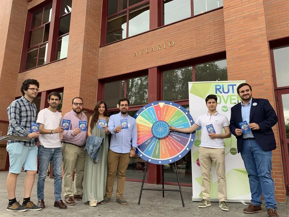 Foto del presidente de NNGG, Diego Gago, y estudiantes en la universidad de Valladolid para presentar la campa&ntilde;a a favor de una EBAU &uacute;nica en toda Espa&ntilde;a.