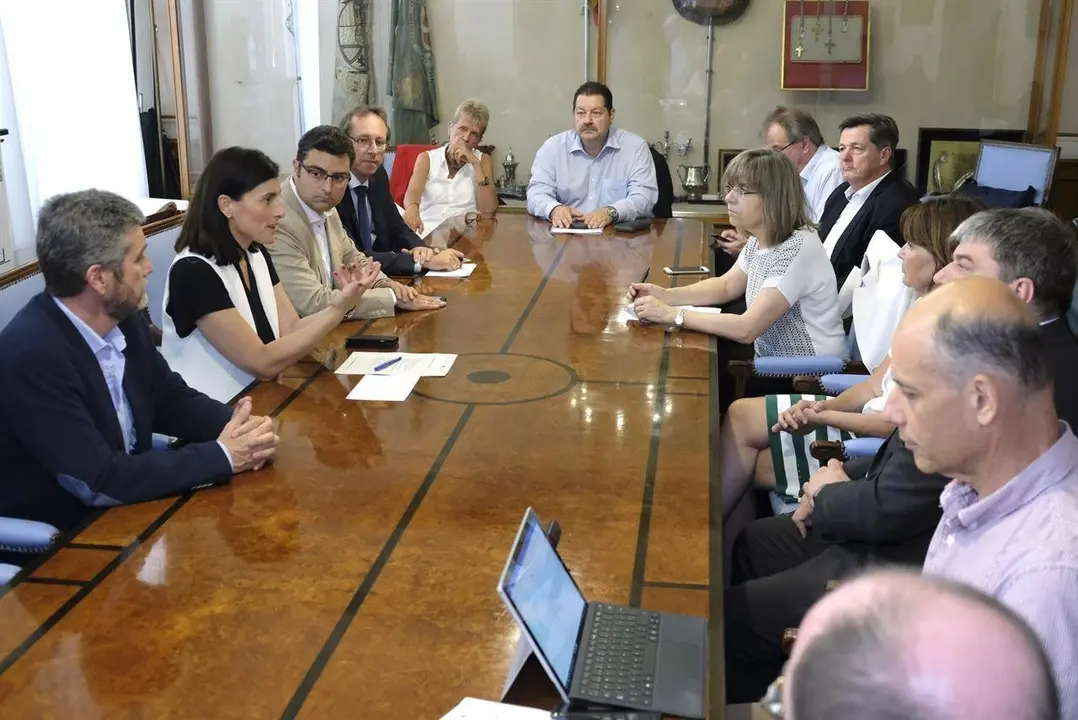 La alcaldesa de Santander, Gema Igual, y otros miembros del equipo de Gobierno reciben a una delegaci&oacute;n del Parlamento alem&aacute;n