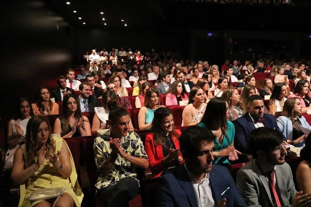 Graduaci&oacute;n de Fisioterapia y Logopedia en el TMCE
