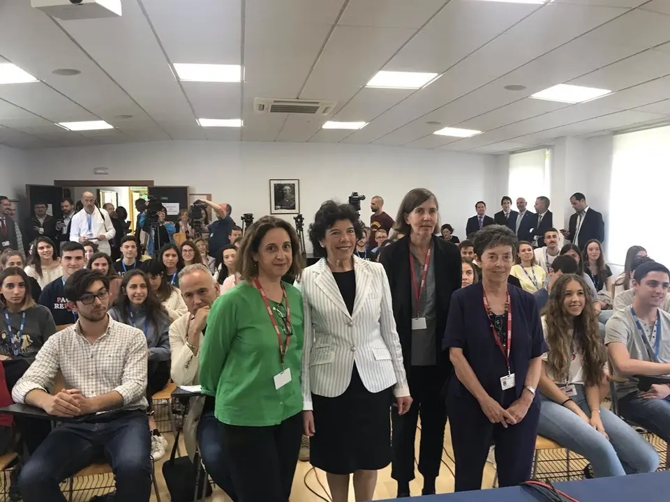 La ministra de Educaci&oacute;n en funciones, Isabel Cela&aacute;, y la rectora de la UIMP, Mar&iacute;a Luz Mor&aacute;n, entre otros, inauguran el programa de cursos de inmersi&oacute;n ling&uuml;&iacute;stica en ingl&eacute;s en el campus de Las Llamas