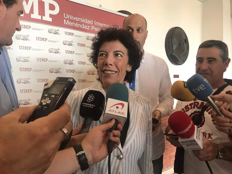 La portavoz del Gobierno y ministra de Educaci&oacute;n en funciones, Isabel Cela&aacute;, atiende a los medios en la Universidad Internacional Men&eacute;ndez Pelayo (UIMP)