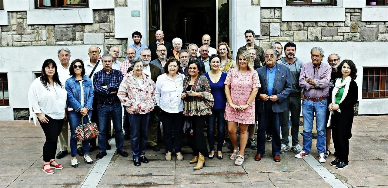La nueva concejal de Cultura de Torrelavega, Esther V&eacute;lez, y su predecesora en el cargo, Cristina Garc&iacute;a Vi&ntilde;as, reciben a las asociaciones culturales del municipio
