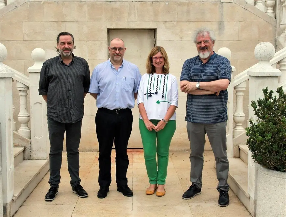 De izquierda a derecha, Gerardo Cueto, director de la sede de Castro Urdiales; el historiador I&ntilde;aki Baz&aacute;n; la directora de los Cursos de Verano de la UC, Marina Torres, y el vicerrector de Cultura y Participaci&oacute;n Social, Tom&aacute;s Mantec&oacute;n.