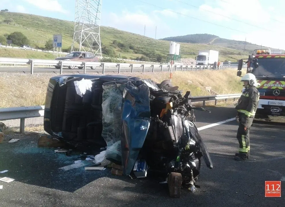 Veh&iacute;culo volcado en la A-67
