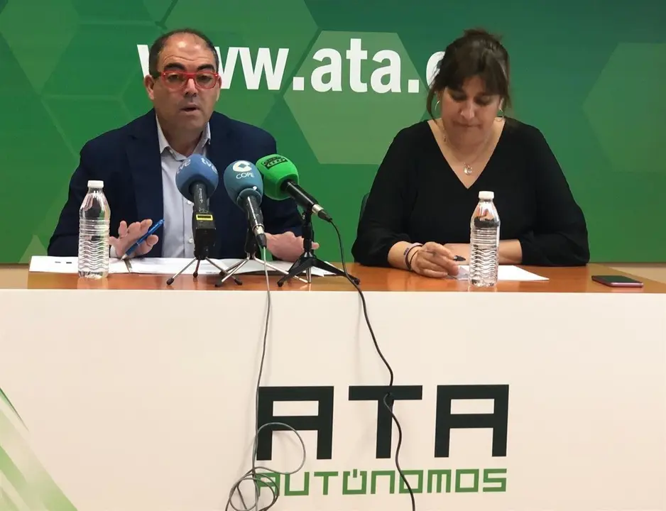 El presidente de ATA, Lorenzo Amor, junto con la vicepresidente y responsable de estudios de ATA, Elena Melgar, en la presentaci&oacute;n del infrome sobre las vacaciones de los aut&oacute;nomos en verano de 2019