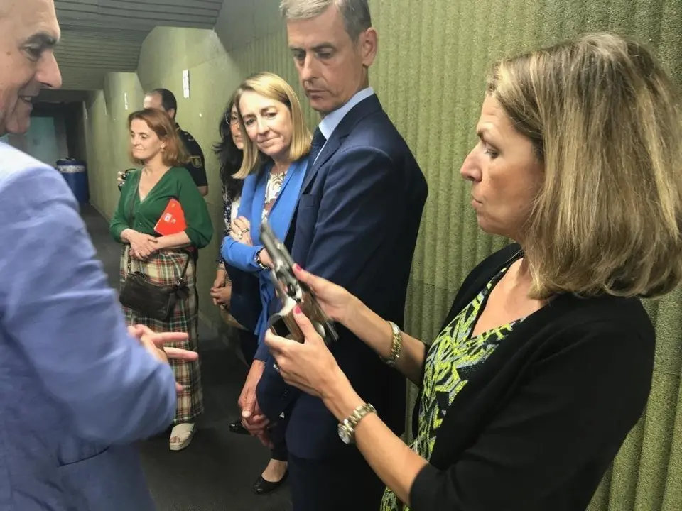 Una jueza sujeta un arma en presencia del presidente del TSJC, en un curso de inform&aacute;tica forense de la Polic&iacute;a Nacional