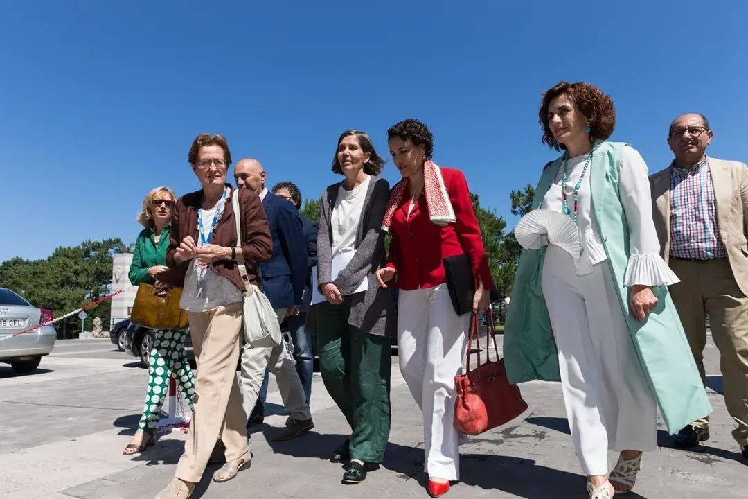 La ministra de Trabajo en funciones, Magdalena Valerio; la nueva consejera de Empleo y Pol&iacute;ticas Sociales del Gobierno regional, Ana Bel&eacute;n &Aacute;lvarez, y otras autoridades pol&iacute;ticas y acad&eacute;micas