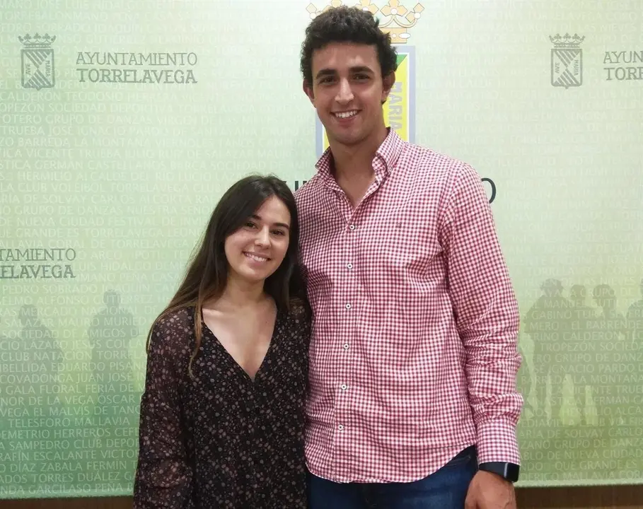 El concejal de Deportes, Ignacio Gonz&aacute;lez, y la secretaria de las Juventudes Socialistas de Torrelavega, Yanira Mart&iacute;nez