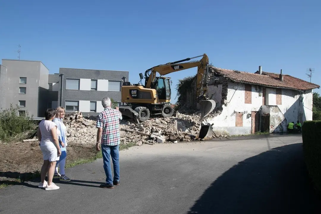 Derribo del inmueble en Requejada