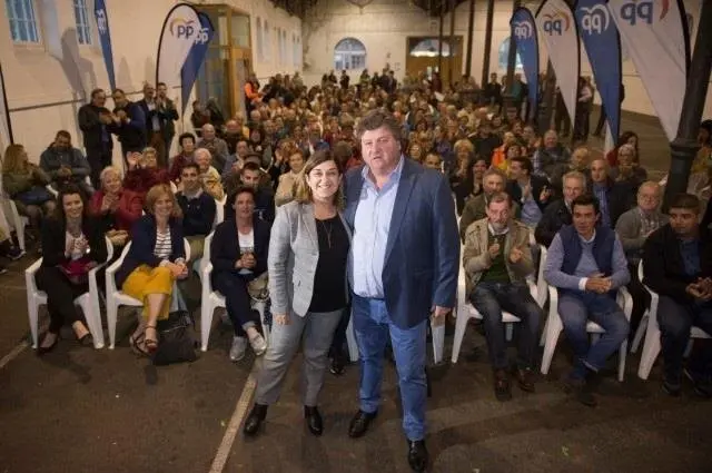 La presidenta del PP de Cantabria y candidata al Gobierno regional, Mar&iacute;a Jos&eacute; S&aacute;enz de Buruaga, con Gast&oacute;n G&ouml;mez