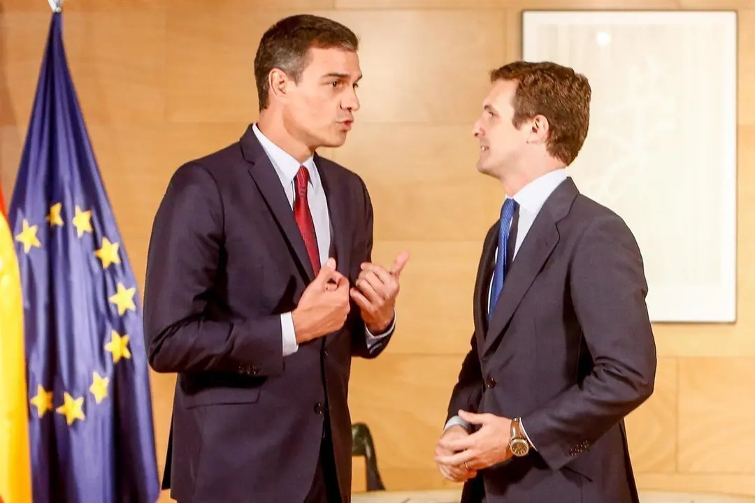 El presidente del Gobierno en funciones Pedro S&aacute;nchez y el presidente del PP Pablo Casado se re&uacute;nen de cara a la investidura en el Congreso.