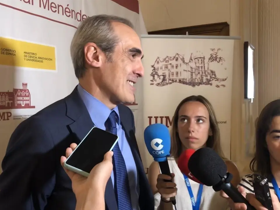 El fiscal jefe Anticorrupci&oacute;n, Alejandro Luz&oacute;n, atiende a los medios en la UIMP