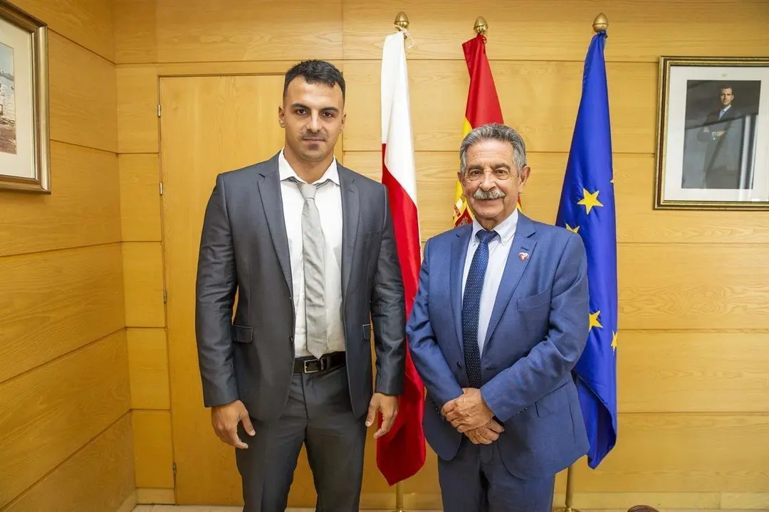 El presidente de Cantabria, Miguel &Aacute;ngel Revilla, recibe al nadador Edu Blasco