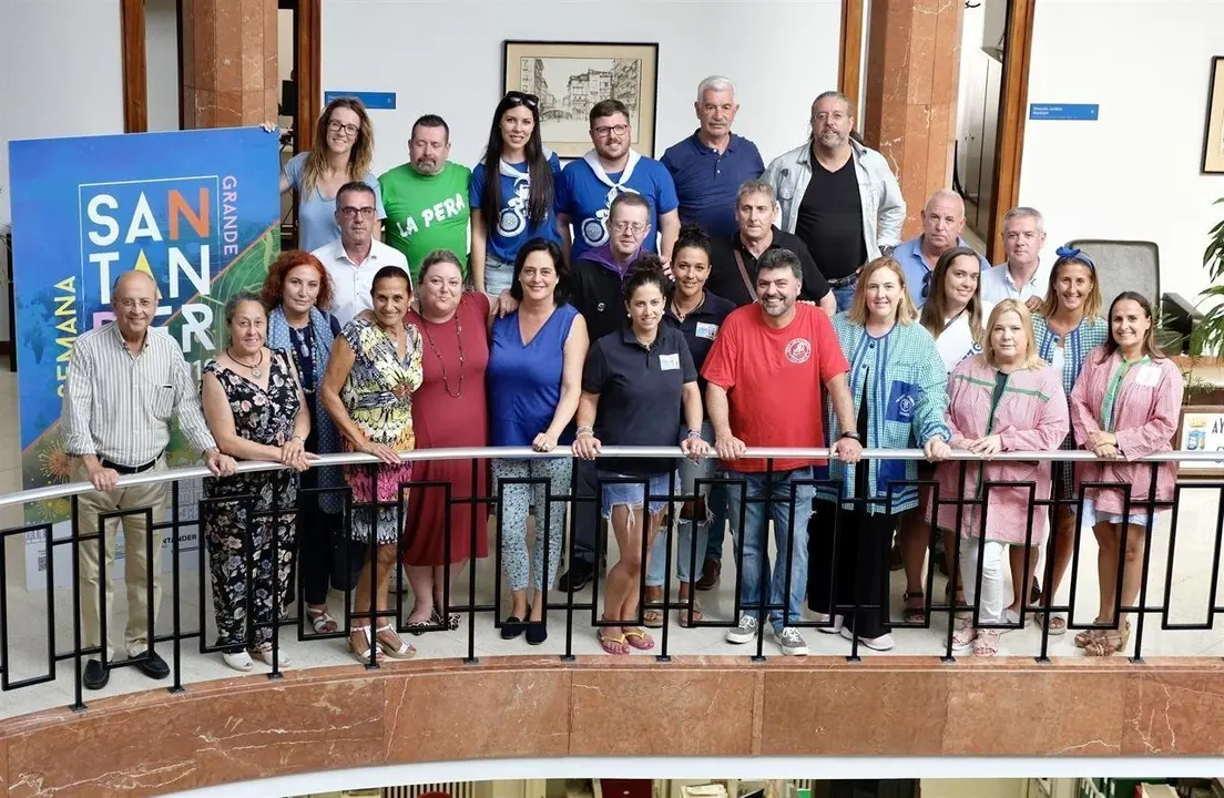 Nota De Prensa Y Foto Reuni&oacute;n Con Pe&ntilde;as Y Casetas Regionales Semana Grande 2019