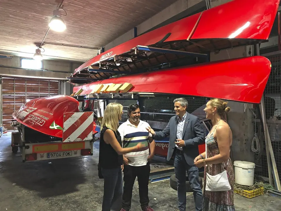 El vicepresidente de Cantabria y consejero de Universidades, Igualdad, Cultura y Deporte, Pablo Zuloaga, visita las instalaciones del equipo femenino de la Sociedad Deportiva de Remo 'La Marinera', junto a la alcaldesa, Susana Herr&aacute;n.