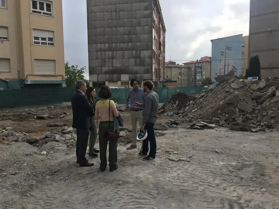 El alcalde, Javier Fern&aacute;ndez Sober&oacute;n, y la concejala del &aacute;rea, Marta Fern&aacute;ndez, durante una de las visitas a la obra