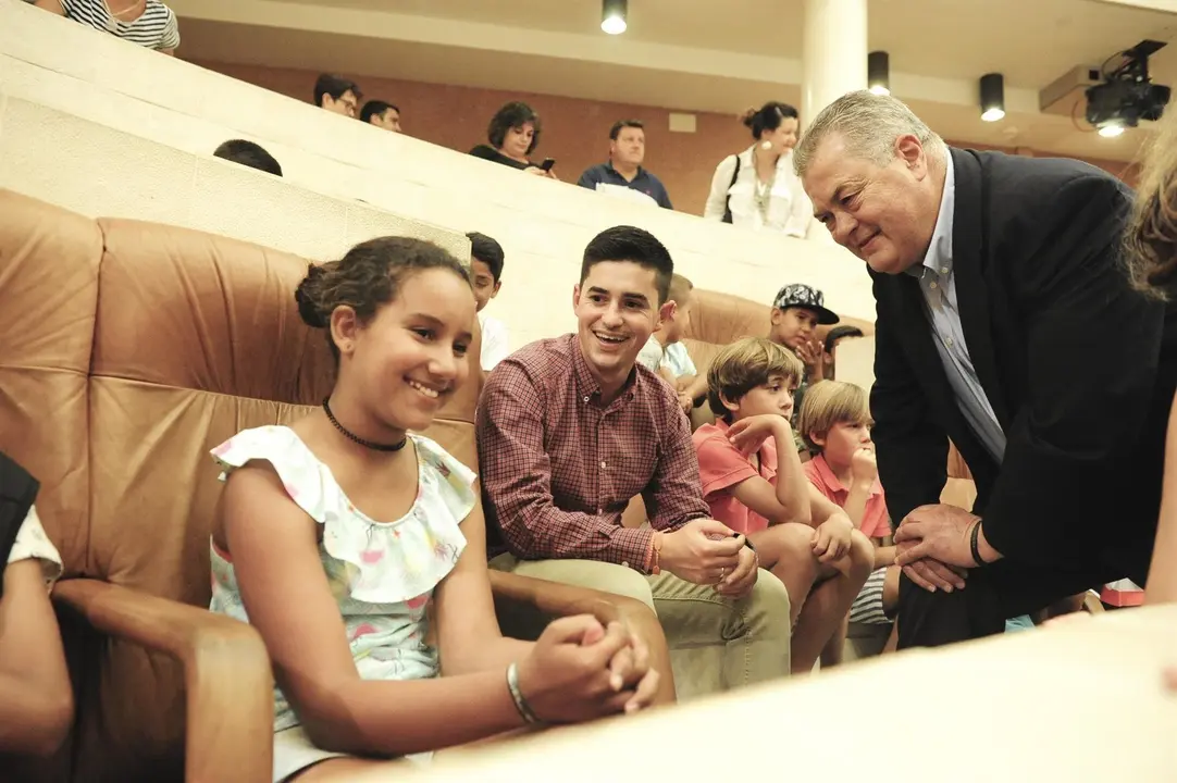 El presidente del Parlamento, Joaqu&iacute;n G&oacute;mez, recibe a 81 ni&ntilde;os sarahuis en el Parlamento
