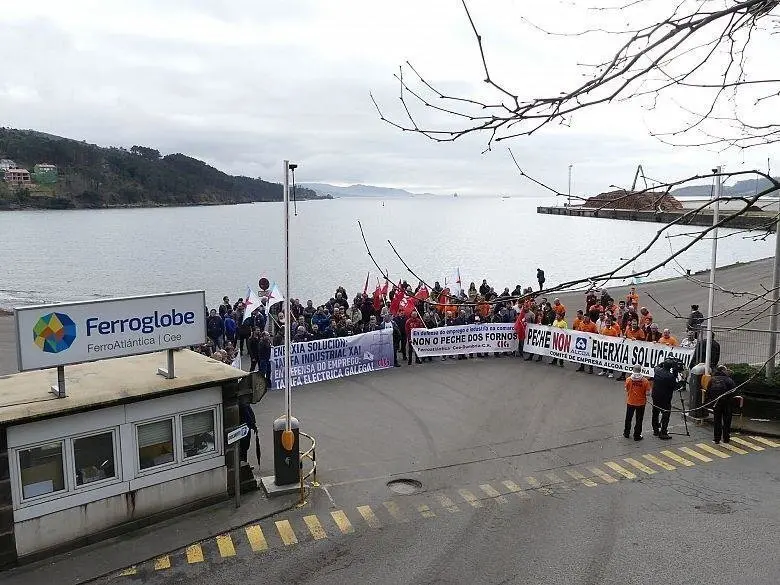 Trabajadores de Ferroatl&aacute;ntica en la planta de Cee