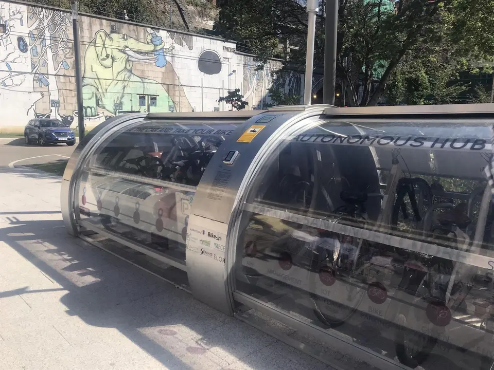 Piloto de aparcabicis cerrado instalados junto a la estaci&oacute;n de Adif en Santander