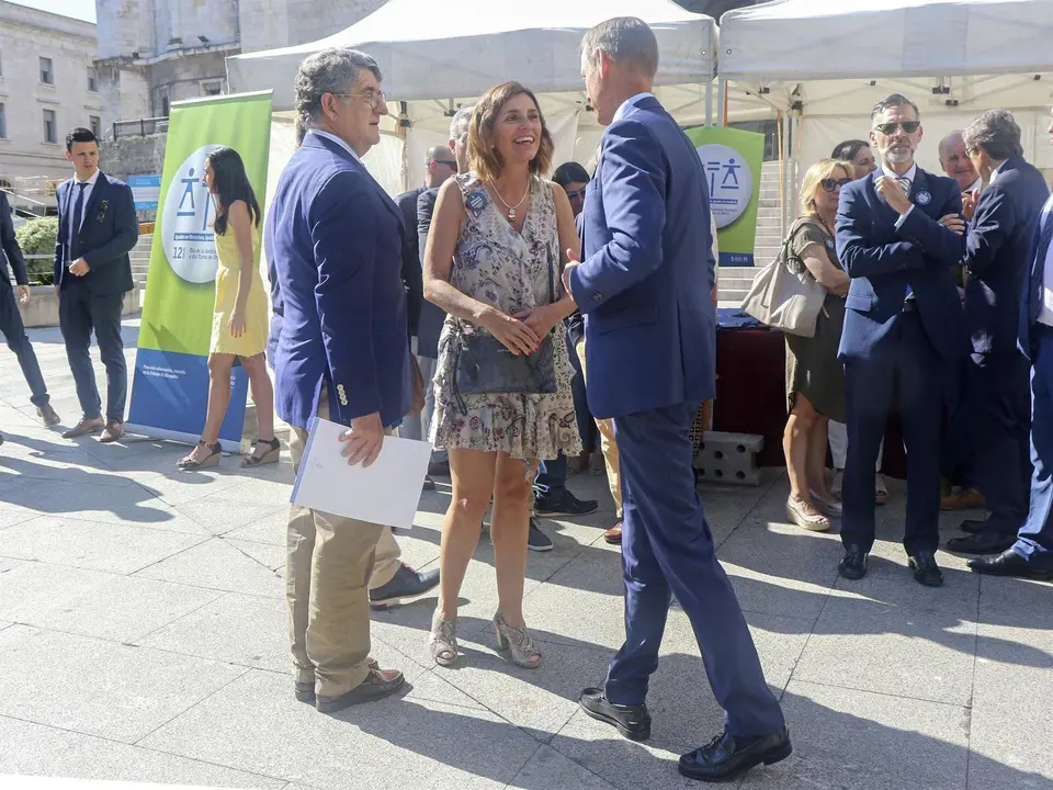 El decano del Colegio de Abogados de Cantabria, Andres de Diego; la consejera de Presidencia, Interior, Justicia y Acci&oacute;n Exterior, Paula Fern&aacute;ndez, y el presidente del Tribunal Superior de Justicia de Cantabria, Jos&eacute; Luis L&oacute;pez del Moral.