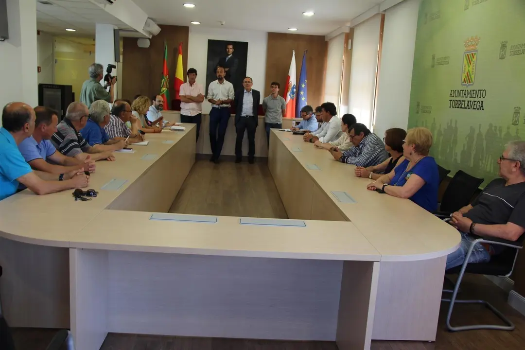 El equipo de Gobierno se re&uacute;ne con la Uni&oacute;n Vecinal