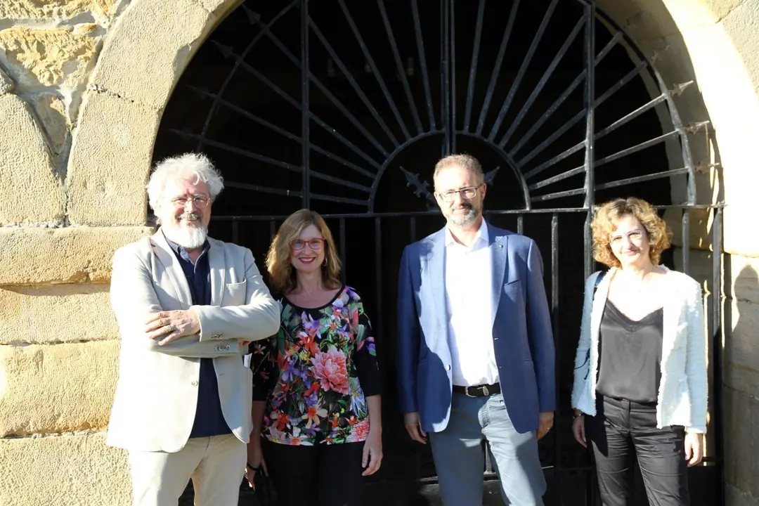 El vicerrector de Cultura y Participaci&oacute;n Social de la UC, Tom&aacute;s Mantec&oacute;n, la directora del &Aacute;rea de Extensi&oacute;n de Cursos de Verano de la UC, Marina Torres, el ponente, Jos&eacute; Luis Betr&aacute;n, y la directora de la sede de Bareyo, Susana Guijarro