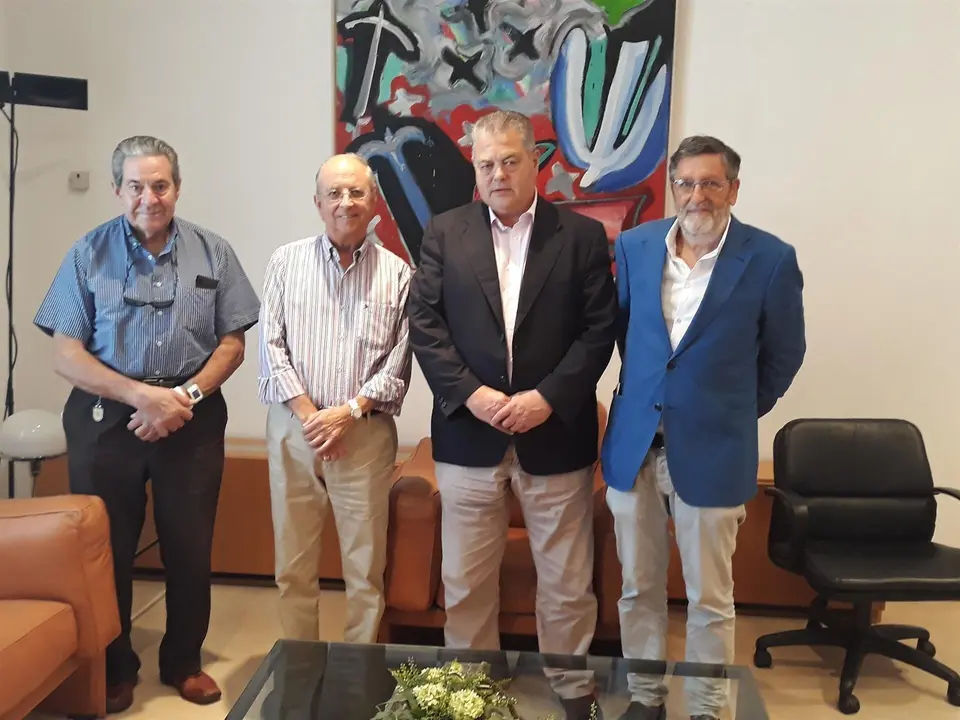 El presidente del Parlamento, Joaqu&iacute;n G&oacute;mez, con representantes del Centro Gallego de Santander