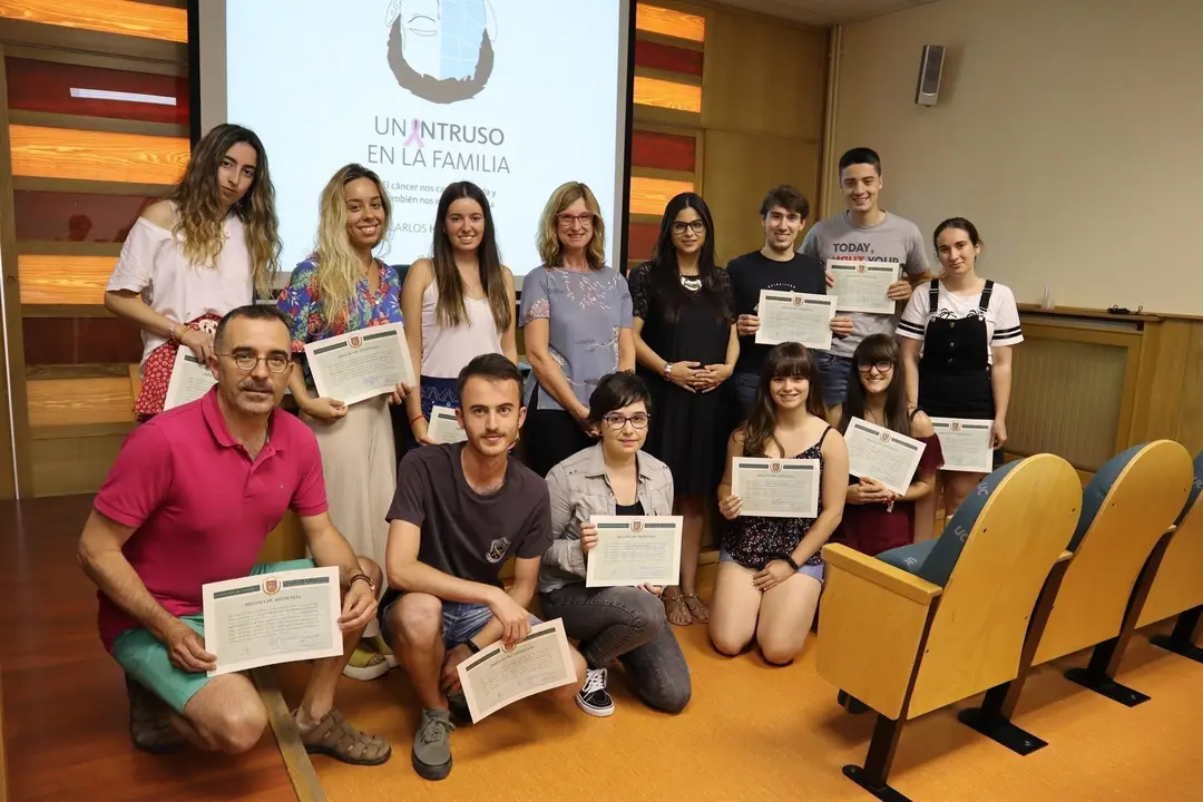 Alumnos Del Seminario Sobre Oncolog&iacute;a Junto A La Directora De Los Cursos De Verano De La UC, Marina Torres