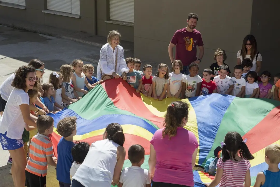 La alcaldesa de Camargo, Esther Bolado, y la concejala de Infancia y Juventud, Jennifer G&oacute;mez, han visitado en el Colegio Pedro Velarde a varios de los alumnos del programa 'Abierto por Vacaciones'