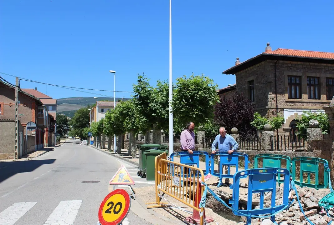 Visita del alcalde de Reinosa Jos&eacute; Miguel Barrio y el concejal Alvaro Zabal&iacute;a a las obras.
