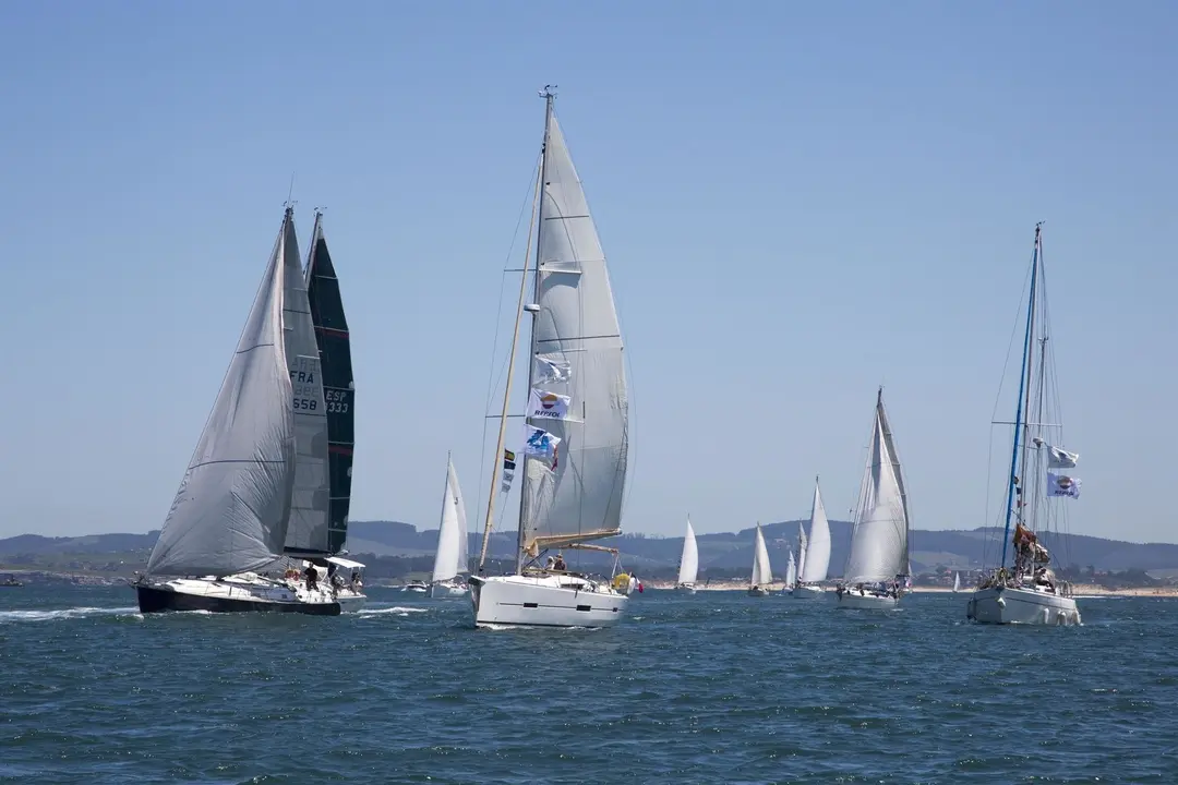 Participantes en la IV Traves&iacute;a Navega el Camino llegando al Puerto Deportivo de Camargo