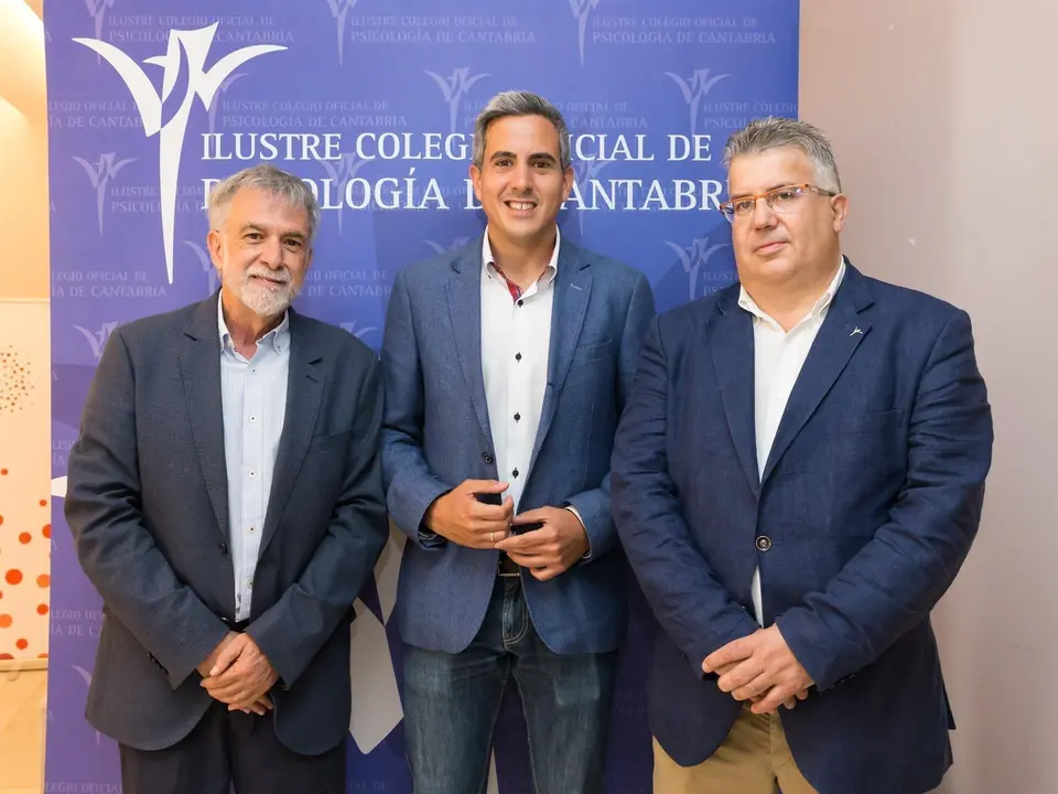 Ignacio Mordago (izda), coordinador de una jornada de educaci&oacute;n en el Ateneo de Santander; el vicepresidente de Cantabria, Pablo Zuloaga (centro) y Francisco Lastra (derecha), decano del Colegio de Psicolog&iacute;a de Cantabria