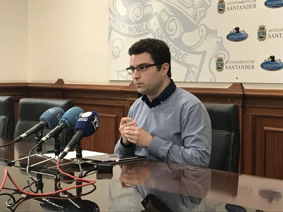El concejal de Juventud, Daniel Portilla, presenta la nueva App