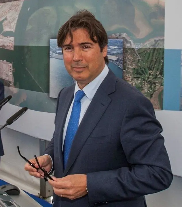    El presidente de la Autoridad Portuaria de Santander (APS), Jaime Gonz&aacute;lez, matiza sus palabras sobre el valor que para el Puerto tiene el proyecto de creaci&oacute;n de un &aacute;rea industrial y log&iacute;stica en el Llano de la Pasiega (Pi&eacute;lagos) y aclara que resulta 