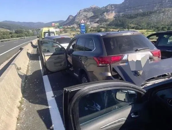 Colisi&oacute;n m&uacute;ltiple en la A-8, a la altura de Castro Urdiales