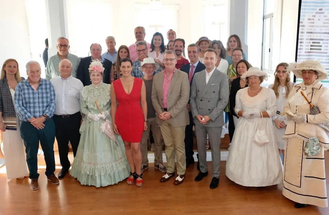 La alcaldesa de Santander, Gema Igual, en el acto de reconocimiento a quienes contribuyen a mantener e impulsar la fiesta de los Ba&ntilde;os de Ola, que ha cerrado su 25 Aniversario