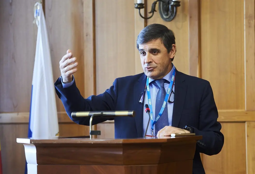 Presidente de Segittur, Enrique Mart&iacute;nez, en la UIMP