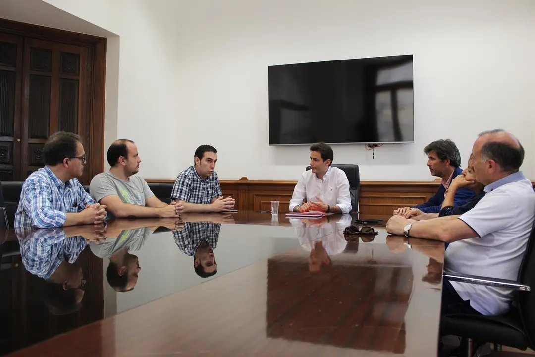 El portavoz municipal del PSOE, Pedro Casares, se re&uacute;ne con Manuel Andoni, presidente de la Federaci&oacute;n C&aacute;ntabra del Taxi