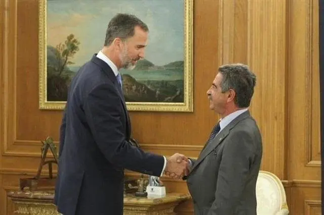 El Rey Felipe VI en la reuni&oacute;n con el presidente de Cantabria, Miguel &Aacute;ngel Revilla, en julio de 2015
