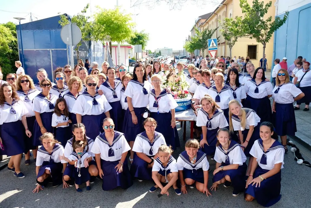 La alcaldesa de Santander, Gema Igual, con las integrantes de la Hermandad de Mujeres Costaleras del Barrio Pesquero durante las fiestas del Carmen
