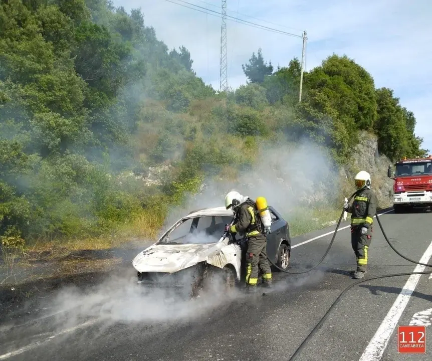 Bomberos sofocan un veh&iacute;culo incendiado en la A8 en Liendo