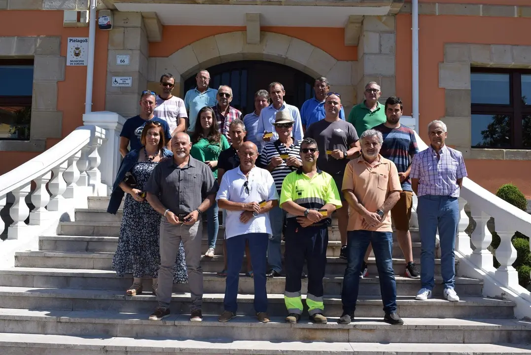 Entrega de carn&eacute;s de aplicador de productos fitosanitarios a los participantes en el curso