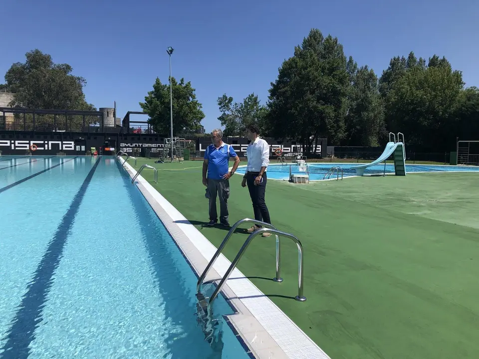 El alcalde de Astillero, Javier Fern&aacute;ndez Sober&oacute;n, en la pisicina La Cant&aacute;brica