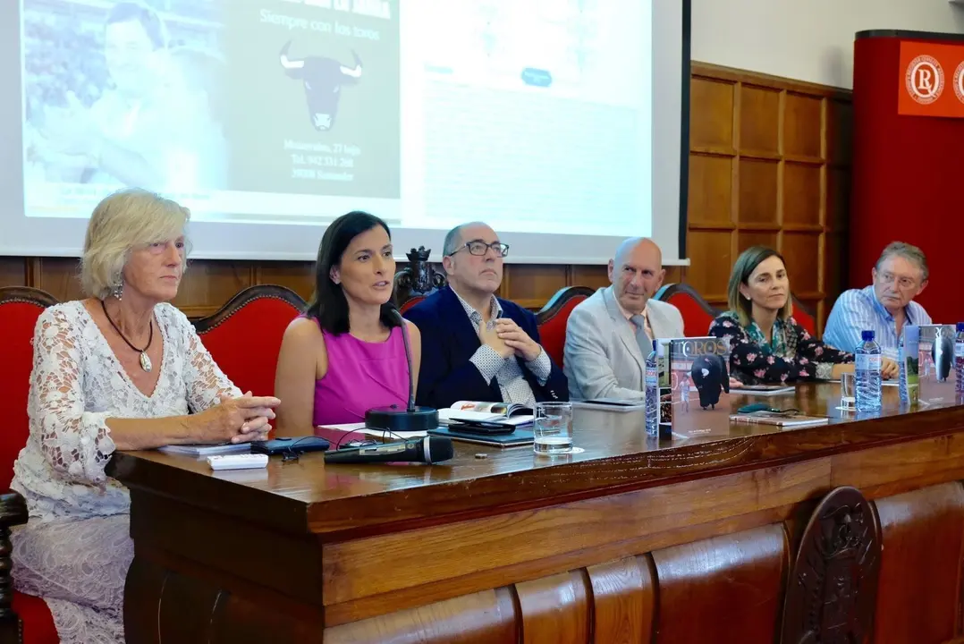 La alcaldesa, Gema Igual, en la presentaci&oacute;n de la revista 'Toros' en la C&aacute;mara de Comercio