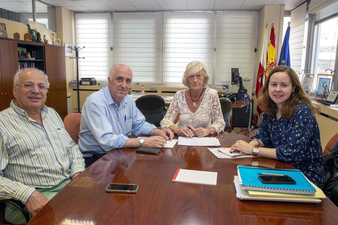 La consejera de Educación, FP y Turismo, Marina Lombó, se ha reúne con el alcalde de Riotuerto, Alfredo Madrazo
