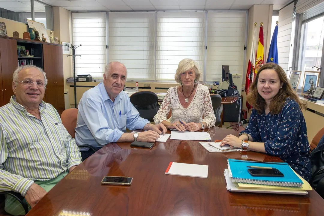 La consejera de Educaci&oacute;n, FP y Turismo, Marina Lomb&oacute;, se ha re&uacute;ne con el alcalde de Riotuerto, Alfredo Madrazo