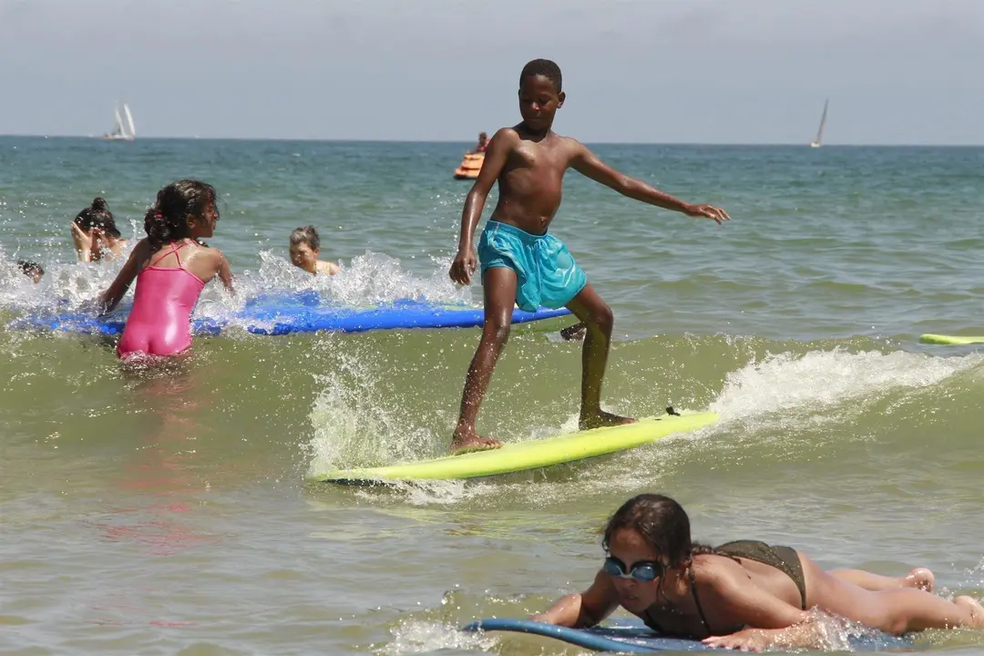 Ni&ntilde;os saharauis practican surf en Laredo