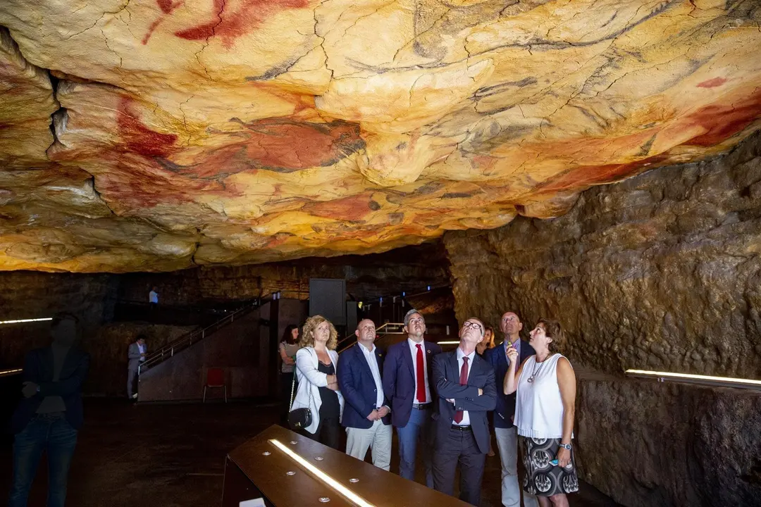 El mionistro de Cultura, Jos&eacute; Guirao, en Altamira, junto con el vicepresidente regional, Pablo Zuloaga, entre otros
