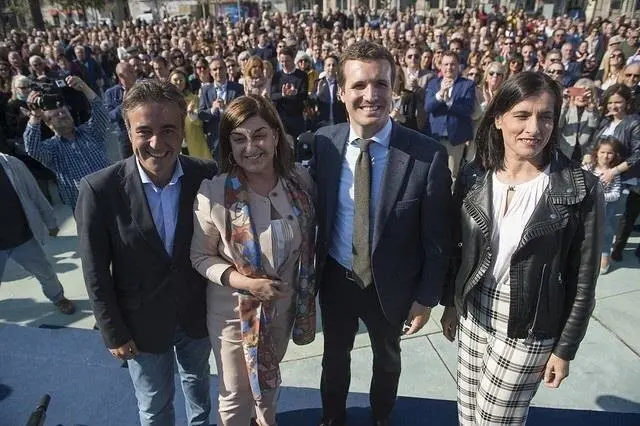 Diego Movell&aacute;n, Mar&iacute;a Jos&eacute; S&aacute;enz de Buruaga, Pablo Casado y Gema Igual en un acto de la campa&ntilde;a electoral del 28A